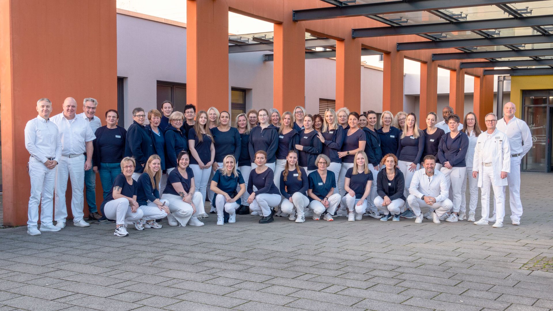 Das Foto zeigt alle Mitarbeiterinnen und Mitarbeiter sowie alle Ärzte des Orthopaedum